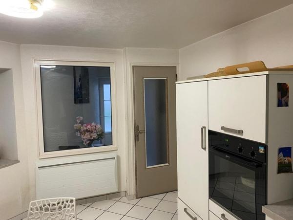 maison sur trois niveaux , avec un local  generant un loyer de 450