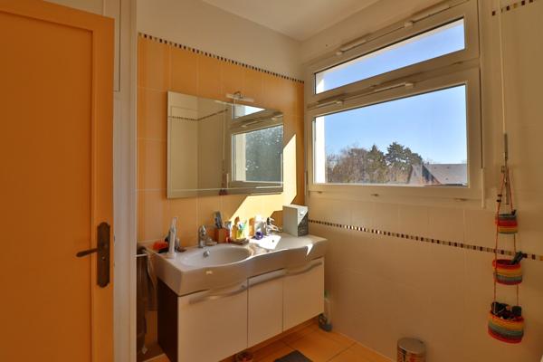 Dpt Hauts de Seine (92), à vendre maison P7 de 220 m² - Terrain de 560,00 m²