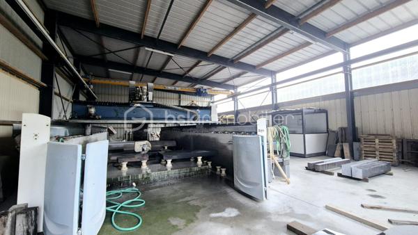 Local d activites de 820 m²