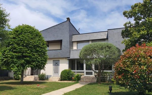 Maison à vendre    8 pièces • 377 m2 Ris-Orangis