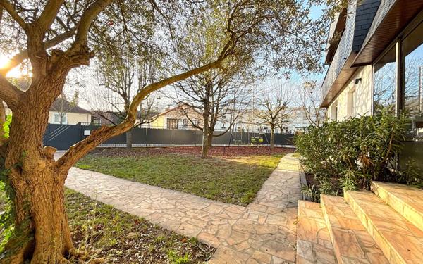 Maison à vendre    8 pièces • 377 m2 Ris-Orangis