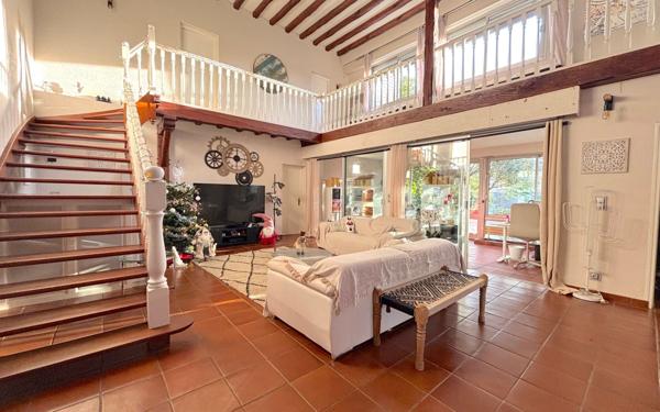 Maison à vendre    8 pièces • 377 m2 Ris-Orangis