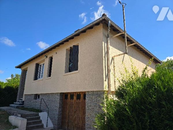 Maison individuelle avec jardin et garage, proche du centre ville et collège.