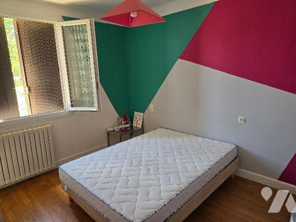 Maison individuelle avec jardin et garage, proche du centre ville et collège.