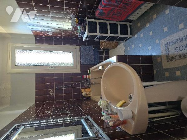 Maison individuelle avec jardin et garage, proche du centre ville et collège.