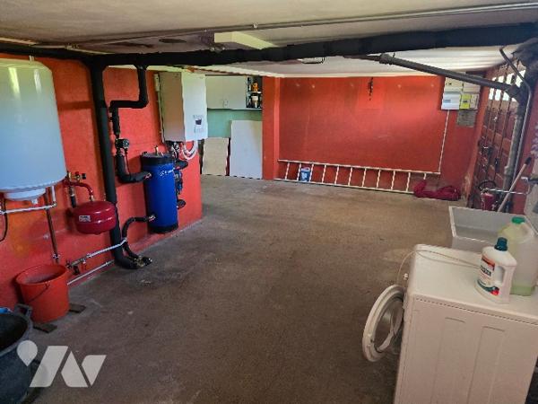 Maison individuelle avec jardin et garage, proche du centre ville et collège.