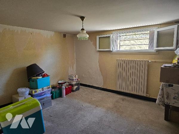 Maison individuelle avec jardin et garage, proche du centre ville et collège.