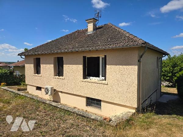 Maison individuelle avec jardin et garage, proche du centre ville et collège.