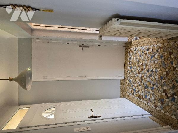 Maison individuelle avec jardin et garage, proche du centre ville et collège.