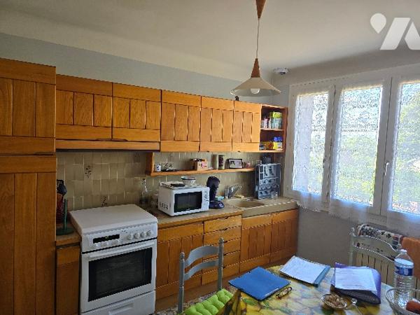 Maison individuelle avec jardin et garage, proche du centre ville et collège.