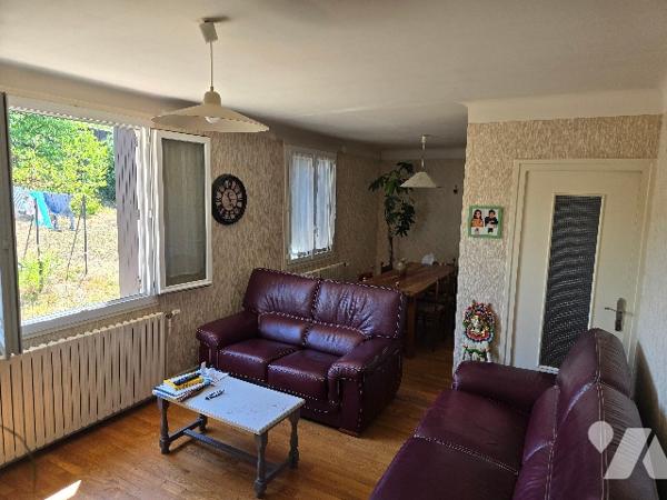 Maison individuelle avec jardin et garage, proche du centre ville et collège.