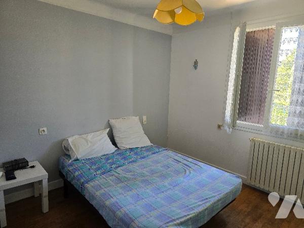 Maison individuelle avec jardin et garage, proche du centre ville et collège.