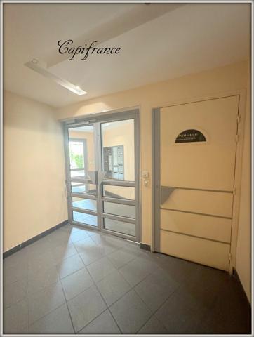 Appartement à vendre 3 pièces. Ascenseur. A coté de la gare RER + 1 place de stationnement