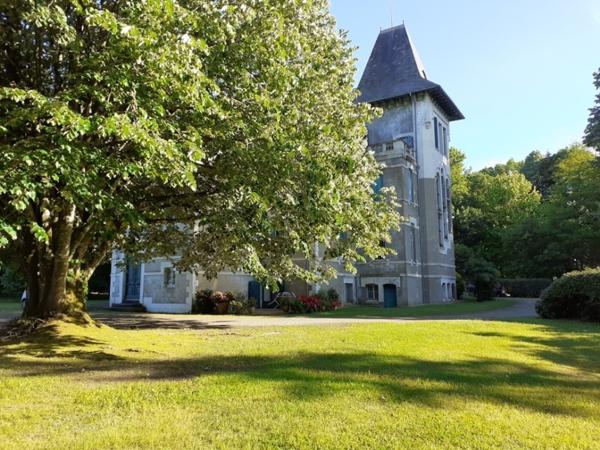 REMARQUABLE APPARTEMENT DANS DEMEURE DE CARACTERE
