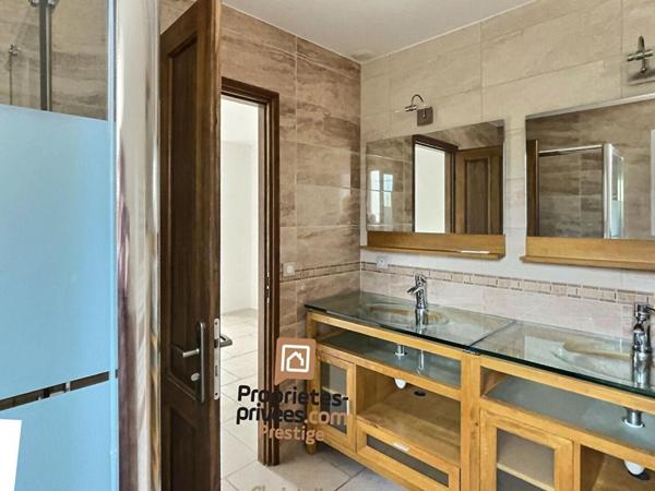 Villa  4 pièce(s) de plain-pied 135 m2 AVEC GARAGE ET PISCINE