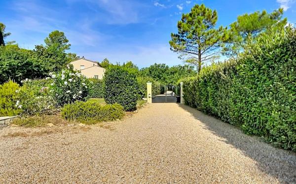 Villa  4 pièce(s) de plain-pied 135 m2 AVEC GARAGE ET PISCINE