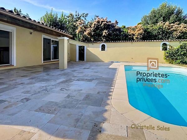 Villa  4 pièce(s) de plain-pied 135 m2 AVEC GARAGE ET PISCINE