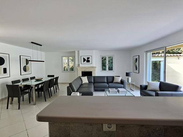 Villa  4 pièce(s) de plain-pied 135 m2 AVEC GARAGE ET PISCINE