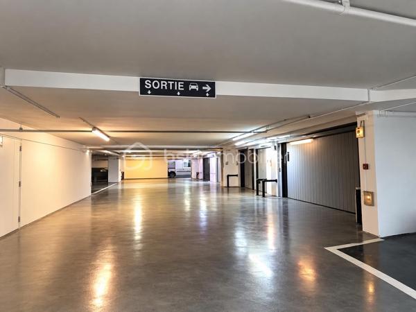 RUE DE LA PAIX - PARIS 2 – BOX FERMÉ SÉCURISÉ – OPÉRA / VENDÔME

A Vendre : Box fermé situé dans un parking de standing, sécurisé et parfaitement entretenu.
Superficie 12m² - Hauteur 2m
Possibilité d’installer une borne de recharge électrique
Portail électrique, vidéosurveillance, gardien, accès par code et bip/vigik
Ascenseur et escalier

Emplacement exceptionnel :
• 2 min à pied du Métro Opéra
• 3 min de la Place Vendôme
• 5 min du Métro Chaussée d’Antin – La Fayette

Un emplacement premium au cœur de Paris, idéal pour un usage personnel ou un investissement.