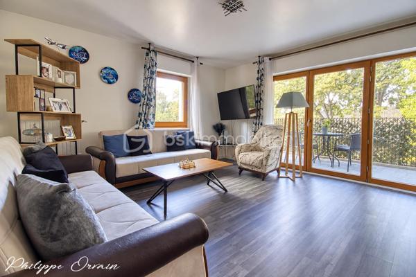 SAINT-DENIS – PLACE DU GROUPE MANOUCHIAN

Appartement 3 pièces • 70 m² • Balcon-terrasse • Box fermé

Au sein d’une résidence Bouygues récente de 2017, parfaitement entretenue et répondant aux normes actuelles de confort, découvrez ce très bel appartement 3 pièces de 70 m², situé au 1er étage avec ascenseur.

Dès l’entrée, vous serez séduit par son excellent état général, proche du neuf : aucun travaux n’est à prévoir.

La pièce de vie, spacieuse et particulièrement lumineuse grâce à son exposition Ouest / Sud-Ouest, accueille une cuisine américaine aménagée et entièrement équipée. L’ensemble s’ouvre directement sur un agréable balcon-terrasse d’environ 10 m², idéal pour profiter des beaux jours.

L’espace nuit offre deux belles chambres, une salle de bains contemporaine ainsi que des WC séparés aux normes PMR.

Un véritable point fort : l’appartement donne entièrement sur cour, sans vis-à-vis, offrant ainsi un environnement particulièrement calme et préservé.

Vous bénéficierez d’un quartier récent et familial, avec espaces verts, aires de jeux, établissements scolaires et commodités accessibles à pied. Côté transports, le tramway se trouve à seulement 3 minutes à pied et le métro Saint-Denis–Université, ligne 13, à moins de 15 minutes.

Un box fermé en sous-sol complète ce bien.

Les + : résidence récente de 2017 • 70 m² • aucun travaux • belle luminosité • exposition Ouest / Sud-Ouest • balcon-terrasse de 10 m² • 2 chambres • calme • aucun vis-à-vis • ascenseur • box fermé • proximité transports et commodités.

Un appartement clé en main réunissant confort, luminosité, calme et prestations récentes. Une visite s’impose !