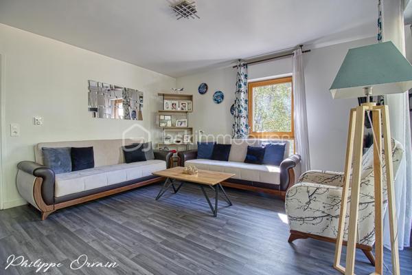 SAINT-DENIS – PLACE DU GROUPE MANOUCHIAN

Appartement 3 pièces • 70 m² • Balcon-terrasse • Box fermé

Au sein d’une résidence Bouygues récente de 2017, parfaitement entretenue et répondant aux normes actuelles de confort, découvrez ce très bel appartement 3 pièces de 70 m², situé au 1er étage avec ascenseur.

Dès l’entrée, vous serez séduit par son excellent état général, proche du neuf : aucun travaux n’est à prévoir.

La pièce de vie, spacieuse et particulièrement lumineuse grâce à son exposition Ouest / Sud-Ouest, accueille une cuisine américaine aménagée et entièrement équipée. L’ensemble s’ouvre directement sur un agréable balcon-terrasse d’environ 10 m², idéal pour profiter des beaux jours.

L’espace nuit offre deux belles chambres, une salle de bains contemporaine ainsi que des WC séparés aux normes PMR.

Un véritable point fort : l’appartement donne entièrement sur cour, sans vis-à-vis, offrant ainsi un environnement particulièrement calme et préservé.

Vous bénéficierez d’un quartier récent et familial, avec espaces verts, aires de jeux, établissements scolaires et commodités accessibles à pied. Côté transports, le tramway se trouve à seulement 3 minutes à pied et le métro Saint-Denis–Université, ligne 13, à moins de 15 minutes.

Un box fermé en sous-sol complète ce bien.

Les + : résidence récente de 2017 • 70 m² • aucun travaux • belle luminosité • exposition Ouest / Sud-Ouest • balcon-terrasse de 10 m² • 2 chambres • calme • aucun vis-à-vis • ascenseur • box fermé • proximité transports et commodités.

Un appartement clé en main réunissant confort, luminosité, calme et prestations récentes. Une visite s’impose !