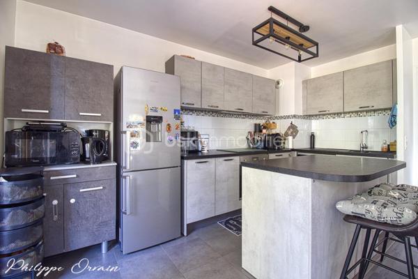 SAINT-DENIS – PLACE DU GROUPE MANOUCHIAN

Appartement 3 pièces • 70 m² • Balcon-terrasse • Box fermé

Au sein d’une résidence Bouygues récente de 2017, parfaitement entretenue et répondant aux normes actuelles de confort, découvrez ce très bel appartement 3 pièces de 70 m², situé au 1er étage avec ascenseur.

Dès l’entrée, vous serez séduit par son excellent état général, proche du neuf : aucun travaux n’est à prévoir.

La pièce de vie, spacieuse et particulièrement lumineuse grâce à son exposition Ouest / Sud-Ouest, accueille une cuisine américaine aménagée et entièrement équipée. L’ensemble s’ouvre directement sur un agréable balcon-terrasse d’environ 10 m², idéal pour profiter des beaux jours.

L’espace nuit offre deux belles chambres, une salle de bains contemporaine ainsi que des WC séparés aux normes PMR.

Un véritable point fort : l’appartement donne entièrement sur cour, sans vis-à-vis, offrant ainsi un environnement particulièrement calme et préservé.

Vous bénéficierez d’un quartier récent et familial, avec espaces verts, aires de jeux, établissements scolaires et commodités accessibles à pied. Côté transports, le tramway se trouve à seulement 3 minutes à pied et le métro Saint-Denis–Université, ligne 13, à moins de 15 minutes.

Un box fermé en sous-sol complète ce bien.

Les + : résidence récente de 2017 • 70 m² • aucun travaux • belle luminosité • exposition Ouest / Sud-Ouest • balcon-terrasse de 10 m² • 2 chambres • calme • aucun vis-à-vis • ascenseur • box fermé • proximité transports et commodités.

Un appartement clé en main réunissant confort, luminosité, calme et prestations récentes. Une visite s’impose !