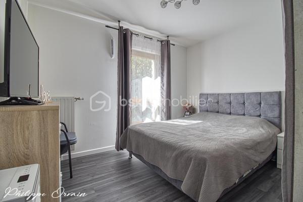 SAINT-DENIS – PLACE DU GROUPE MANOUCHIAN

Appartement 3 pièces • 70 m² • Balcon-terrasse • Box fermé

Au sein d’une résidence Bouygues récente de 2017, parfaitement entretenue et répondant aux normes actuelles de confort, découvrez ce très bel appartement 3 pièces de 70 m², situé au 1er étage avec ascenseur.

Dès l’entrée, vous serez séduit par son excellent état général, proche du neuf : aucun travaux n’est à prévoir.

La pièce de vie, spacieuse et particulièrement lumineuse grâce à son exposition Ouest / Sud-Ouest, accueille une cuisine américaine aménagée et entièrement équipée. L’ensemble s’ouvre directement sur un agréable balcon-terrasse d’environ 10 m², idéal pour profiter des beaux jours.

L’espace nuit offre deux belles chambres, une salle de bains contemporaine ainsi que des WC séparés aux normes PMR.

Un véritable point fort : l’appartement donne entièrement sur cour, sans vis-à-vis, offrant ainsi un environnement particulièrement calme et préservé.

Vous bénéficierez d’un quartier récent et familial, avec espaces verts, aires de jeux, établissements scolaires et commodités accessibles à pied. Côté transports, le tramway se trouve à seulement 3 minutes à pied et le métro Saint-Denis–Université, ligne 13, à moins de 15 minutes.

Un box fermé en sous-sol complète ce bien.

Les + : résidence récente de 2017 • 70 m² • aucun travaux • belle luminosité • exposition Ouest / Sud-Ouest • balcon-terrasse de 10 m² • 2 chambres • calme • aucun vis-à-vis • ascenseur • box fermé • proximité transports et commodités.

Un appartement clé en main réunissant confort, luminosité, calme et prestations récentes. Une visite s’impose !
