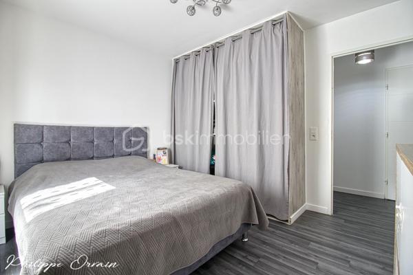 SAINT-DENIS – PLACE DU GROUPE MANOUCHIAN

Appartement 3 pièces • 70 m² • Balcon-terrasse • Box fermé

Au sein d’une résidence Bouygues récente de 2017, parfaitement entretenue et répondant aux normes actuelles de confort, découvrez ce très bel appartement 3 pièces de 70 m², situé au 1er étage avec ascenseur.

Dès l’entrée, vous serez séduit par son excellent état général, proche du neuf : aucun travaux n’est à prévoir.

La pièce de vie, spacieuse et particulièrement lumineuse grâce à son exposition Ouest / Sud-Ouest, accueille une cuisine américaine aménagée et entièrement équipée. L’ensemble s’ouvre directement sur un agréable balcon-terrasse d’environ 10 m², idéal pour profiter des beaux jours.

L’espace nuit offre deux belles chambres, une salle de bains contemporaine ainsi que des WC séparés aux normes PMR.

Un véritable point fort : l’appartement donne entièrement sur cour, sans vis-à-vis, offrant ainsi un environnement particulièrement calme et préservé.

Vous bénéficierez d’un quartier récent et familial, avec espaces verts, aires de jeux, établissements scolaires et commodités accessibles à pied. Côté transports, le tramway se trouve à seulement 3 minutes à pied et le métro Saint-Denis–Université, ligne 13, à moins de 15 minutes.

Un box fermé en sous-sol complète ce bien.

Les + : résidence récente de 2017 • 70 m² • aucun travaux • belle luminosité • exposition Ouest / Sud-Ouest • balcon-terrasse de 10 m² • 2 chambres • calme • aucun vis-à-vis • ascenseur • box fermé • proximité transports et commodités.

Un appartement clé en main réunissant confort, luminosité, calme et prestations récentes. Une visite s’impose !