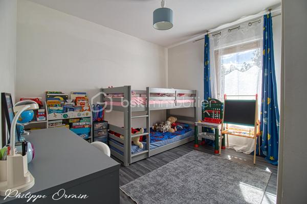 SAINT-DENIS – PLACE DU GROUPE MANOUCHIAN

Appartement 3 pièces • 70 m² • Balcon-terrasse • Box fermé

Au sein d’une résidence Bouygues récente de 2017, parfaitement entretenue et répondant aux normes actuelles de confort, découvrez ce très bel appartement 3 pièces de 70 m², situé au 1er étage avec ascenseur.

Dès l’entrée, vous serez séduit par son excellent état général, proche du neuf : aucun travaux n’est à prévoir.

La pièce de vie, spacieuse et particulièrement lumineuse grâce à son exposition Ouest / Sud-Ouest, accueille une cuisine américaine aménagée et entièrement équipée. L’ensemble s’ouvre directement sur un agréable balcon-terrasse d’environ 10 m², idéal pour profiter des beaux jours.

L’espace nuit offre deux belles chambres, une salle de bains contemporaine ainsi que des WC séparés aux normes PMR.

Un véritable point fort : l’appartement donne entièrement sur cour, sans vis-à-vis, offrant ainsi un environnement particulièrement calme et préservé.

Vous bénéficierez d’un quartier récent et familial, avec espaces verts, aires de jeux, établissements scolaires et commodités accessibles à pied. Côté transports, le tramway se trouve à seulement 3 minutes à pied et le métro Saint-Denis–Université, ligne 13, à moins de 15 minutes.

Un box fermé en sous-sol complète ce bien.

Les + : résidence récente de 2017 • 70 m² • aucun travaux • belle luminosité • exposition Ouest / Sud-Ouest • balcon-terrasse de 10 m² • 2 chambres • calme • aucun vis-à-vis • ascenseur • box fermé • proximité transports et commodités.

Un appartement clé en main réunissant confort, luminosité, calme et prestations récentes. Une visite s’impose !