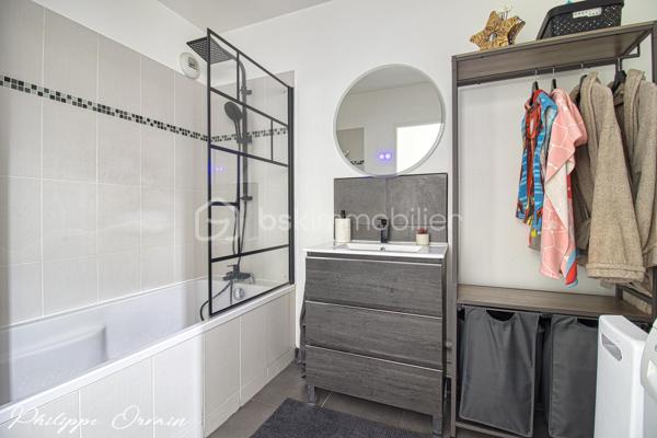 SAINT-DENIS – PLACE DU GROUPE MANOUCHIAN

Appartement 3 pièces • 70 m² • Balcon-terrasse • Box fermé

Au sein d’une résidence Bouygues récente de 2017, parfaitement entretenue et répondant aux normes actuelles de confort, découvrez ce très bel appartement 3 pièces de 70 m², situé au 1er étage avec ascenseur.

Dès l’entrée, vous serez séduit par son excellent état général, proche du neuf : aucun travaux n’est à prévoir.

La pièce de vie, spacieuse et particulièrement lumineuse grâce à son exposition Ouest / Sud-Ouest, accueille une cuisine américaine aménagée et entièrement équipée. L’ensemble s’ouvre directement sur un agréable balcon-terrasse d’environ 10 m², idéal pour profiter des beaux jours.

L’espace nuit offre deux belles chambres, une salle de bains contemporaine ainsi que des WC séparés aux normes PMR.

Un véritable point fort : l’appartement donne entièrement sur cour, sans vis-à-vis, offrant ainsi un environnement particulièrement calme et préservé.

Vous bénéficierez d’un quartier récent et familial, avec espaces verts, aires de jeux, établissements scolaires et commodités accessibles à pied. Côté transports, le tramway se trouve à seulement 3 minutes à pied et le métro Saint-Denis–Université, ligne 13, à moins de 15 minutes.

Un box fermé en sous-sol complète ce bien.

Les + : résidence récente de 2017 • 70 m² • aucun travaux • belle luminosité • exposition Ouest / Sud-Ouest • balcon-terrasse de 10 m² • 2 chambres • calme • aucun vis-à-vis • ascenseur • box fermé • proximité transports et commodités.

Un appartement clé en main réunissant confort, luminosité, calme et prestations récentes. Une visite s’impose !