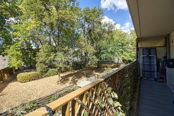 SAINT-DENIS – PLACE DU GROUPE MANOUCHIAN

Appartement 3 pièces • 70 m² • Balcon-terrasse • Box fermé

Au sein d’une résidence Bouygues récente de 2017, parfaitement entretenue et répondant aux normes actuelles de confort, découvrez ce très bel appartement 3 pièces de 70 m², situé au 1er étage avec ascenseur.

Dès l’entrée, vous serez séduit par son excellent état général, proche du neuf : aucun travaux n’est à prévoir.

La pièce de vie, spacieuse et particulièrement lumineuse grâce à son exposition Ouest / Sud-Ouest, accueille une cuisine américaine aménagée et entièrement équipée. L’ensemble s’ouvre directement sur un agréable balcon-terrasse d’environ 10 m², idéal pour profiter des beaux jours.

L’espace nuit offre deux belles chambres, une salle de bains contemporaine ainsi que des WC séparés aux normes PMR.

Un véritable point fort : l’appartement donne entièrement sur cour, sans vis-à-vis, offrant ainsi un environnement particulièrement calme et préservé.

Vous bénéficierez d’un quartier récent et familial, avec espaces verts, aires de jeux, établissements scolaires et commodités accessibles à pied. Côté transports, le tramway se trouve à seulement 3 minutes à pied et le métro Saint-Denis–Université, ligne 13, à moins de 15 minutes.

Un box fermé en sous-sol complète ce bien.

Les + : résidence récente de 2017 • 70 m² • aucun travaux • belle luminosité • exposition Ouest / Sud-Ouest • balcon-terrasse de 10 m² • 2 chambres • calme • aucun vis-à-vis • ascenseur • box fermé • proximité transports et commodités.

Un appartement clé en main réunissant confort, luminosité, calme et prestations récentes. Une visite s’impose !