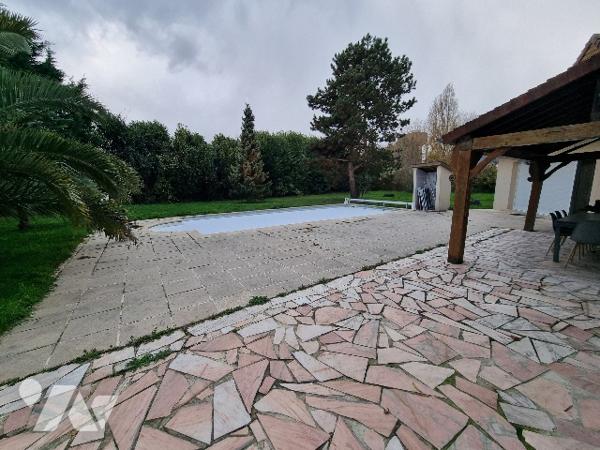 Maison d'habitation avec piscine