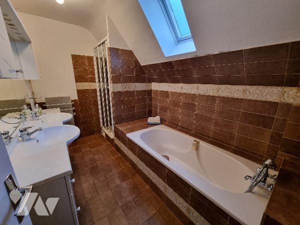 Maison d'habitation avec piscine