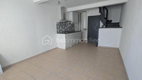 Jimmy GOUGAUD vous propose a la vente cette maison de village dans le centre de Panissières à proximité de l'école.
Elle se compose au RDC d'un séjour salle à manger avec cuisine ouverte aménagée. 
Au premier étage une chambre , une salle d'eau avec et WC, Au 2 ème étage une chambre avec un grand placard.
Au sous sol une cave accessible depuis l'intérieur de la maison.
Les menuiseries sont en PVC double vitrage, et le chauffage est assuré par des radiateurs électriques.
Idéal premier achat ou investisseur.
A VISITER SANS TARDER  !!!!