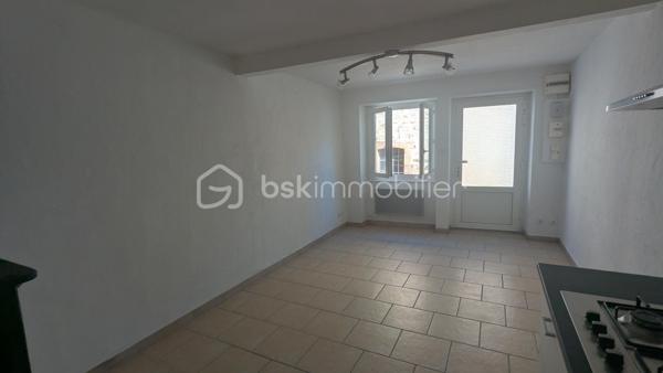 Jimmy GOUGAUD vous propose a la vente cette maison de village dans le centre de Panissières à proximité de l'école.
Elle se compose au RDC d'un séjour salle à manger avec cuisine ouverte aménagée. 
Au premier étage une chambre , une salle d'eau avec et WC, Au 2 ème étage une chambre avec un grand placard.
Au sous sol une cave accessible depuis l'intérieur de la maison.
Les menuiseries sont en PVC double vitrage, et le chauffage est assuré par des radiateurs électriques.
Idéal premier achat ou investisseur.
A VISITER SANS TARDER  !!!!