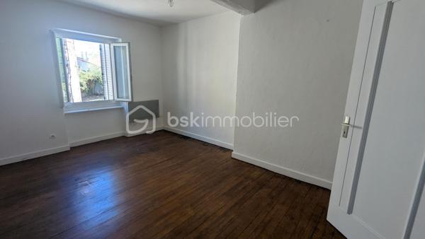 Jimmy GOUGAUD vous propose a la vente cette maison de village dans le centre de Panissières à proximité de l'école.
Elle se compose au RDC d'un séjour salle à manger avec cuisine ouverte aménagée. 
Au premier étage une chambre , une salle d'eau avec et WC, Au 2 ème étage une chambre avec un grand placard.
Au sous sol une cave accessible depuis l'intérieur de la maison.
Les menuiseries sont en PVC double vitrage, et le chauffage est assuré par des radiateurs électriques.
Idéal premier achat ou investisseur.
A VISITER SANS TARDER  !!!!