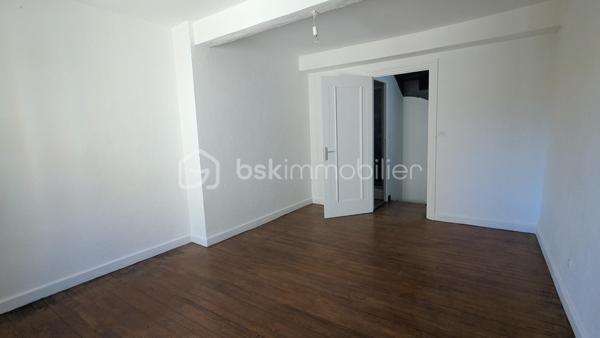 Jimmy GOUGAUD vous propose a la vente cette maison de village dans le centre de Panissières à proximité de l'école.
Elle se compose au RDC d'un séjour salle à manger avec cuisine ouverte aménagée. 
Au premier étage une chambre , une salle d'eau avec et WC, Au 2 ème étage une chambre avec un grand placard.
Au sous sol une cave accessible depuis l'intérieur de la maison.
Les menuiseries sont en PVC double vitrage, et le chauffage est assuré par des radiateurs électriques.
Idéal premier achat ou investisseur.
A VISITER SANS TARDER  !!!!