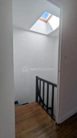 Jimmy GOUGAUD vous propose a la vente cette maison de village dans le centre de Panissières à proximité de l'école.
Elle se compose au RDC d'un séjour salle à manger avec cuisine ouverte aménagée. 
Au premier étage une chambre , une salle d'eau avec et WC, Au 2 ème étage une chambre avec un grand placard.
Au sous sol une cave accessible depuis l'intérieur de la maison.
Les menuiseries sont en PVC double vitrage, et le chauffage est assuré par des radiateurs électriques.
Idéal premier achat ou investisseur.
A VISITER SANS TARDER  !!!!