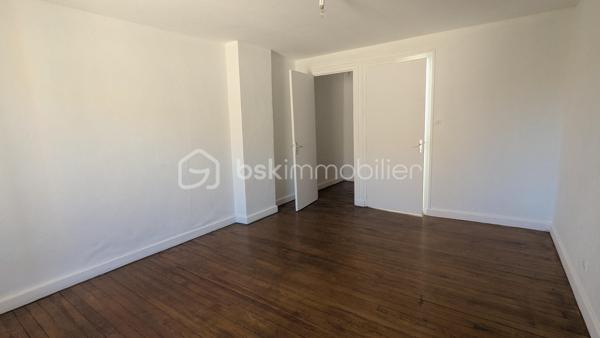 Jimmy GOUGAUD vous propose a la vente cette maison de village dans le centre de Panissières à proximité de l'école.
Elle se compose au RDC d'un séjour salle à manger avec cuisine ouverte aménagée. 
Au premier étage une chambre , une salle d'eau avec et WC, Au 2 ème étage une chambre avec un grand placard.
Au sous sol une cave accessible depuis l'intérieur de la maison.
Les menuiseries sont en PVC double vitrage, et le chauffage est assuré par des radiateurs électriques.
Idéal premier achat ou investisseur.
A VISITER SANS TARDER  !!!!