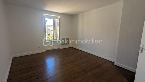 Jimmy GOUGAUD vous propose a la vente cette maison de village dans le centre de Panissières à proximité de l'école.
Elle se compose au RDC d'un séjour salle à manger avec cuisine ouverte aménagée. 
Au premier étage une chambre , une salle d'eau avec et WC, Au 2 ème étage une chambre avec un grand placard.
Au sous sol une cave accessible depuis l'intérieur de la maison.
Les menuiseries sont en PVC double vitrage, et le chauffage est assuré par des radiateurs électriques.
Idéal premier achat ou investisseur.
A VISITER SANS TARDER  !!!!