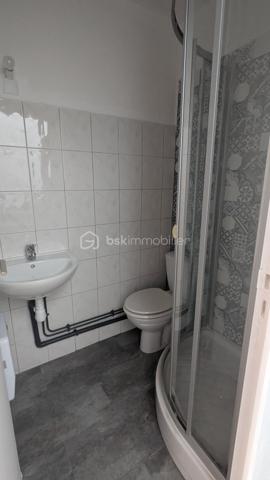 Jimmy GOUGAUD vous propose a la vente cette maison de village dans le centre de Panissières à proximité de l'école.
Elle se compose au RDC d'un séjour salle à manger avec cuisine ouverte aménagée. 
Au premier étage une chambre , une salle d'eau avec et WC, Au 2 ème étage une chambre avec un grand placard.
Au sous sol une cave accessible depuis l'intérieur de la maison.
Les menuiseries sont en PVC double vitrage, et le chauffage est assuré par des radiateurs électriques.
Idéal premier achat ou investisseur.
A VISITER SANS TARDER  !!!!