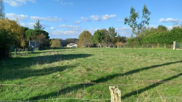 Terrain village à 8 minutes de Montpon Ménestérol de 3013 m2.