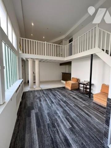 PUTEAUX - QUARTIER BOIELDIEU. APPARTEMENT ATYPIQUE / LOFT ESPRIT ATELIER - 5 PIECES. 142 m².