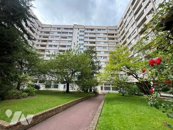 PUTEAUX - QUARTIER BOIELDIEU. APPARTEMENT ATYPIQUE / LOFT ESPRIT ATELIER - 5 PIECES. 142 m².