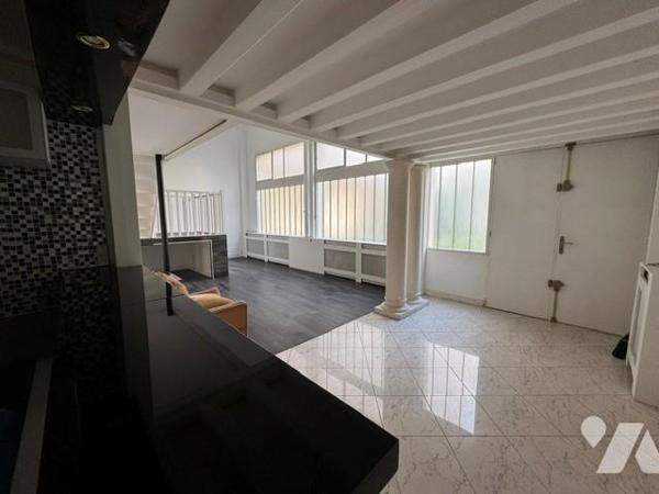 PUTEAUX - QUARTIER BOIELDIEU. APPARTEMENT ATYPIQUE / LOFT ESPRIT ATELIER - 5 PIECES. 142 m².