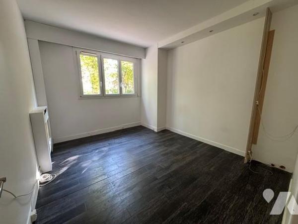 PUTEAUX - QUARTIER BOIELDIEU. APPARTEMENT ATYPIQUE / LOFT ESPRIT ATELIER - 5 PIECES. 142 m².