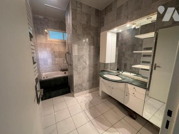 PUTEAUX - QUARTIER BOIELDIEU. APPARTEMENT ATYPIQUE / LOFT ESPRIT ATELIER - 5 PIECES. 142 m².