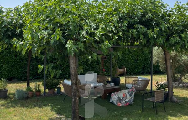 Magnifique maison de 145m2 avec grande piscine et dépendance sur un terrain arboré de 2740m2 proche du centre-