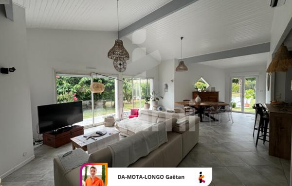 Magnifique maison de 145m2 avec grande piscine et dépendance sur un terrain arboré de 2740m2 proche du centre-