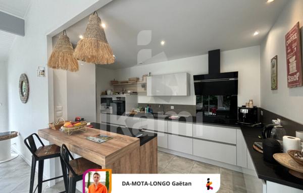 Magnifique maison de 145m2 avec grande piscine et dépendance sur un terrain arboré de 2740m2 proche du centre-